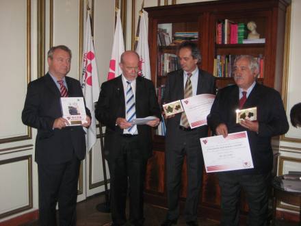 Consegna del premio nella prestigiosa sede parigina dellâ€™Organisation internationale de la vigne et  du vin.